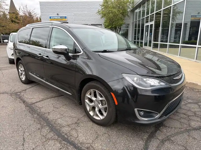 2017 Chrysler Pacifica Limited's photo