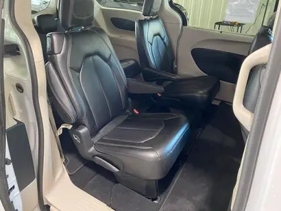2024 Chrysler Pacifica Touring L photo 5