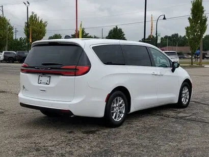 2027 Chrysler Pacifica Select photo 4
