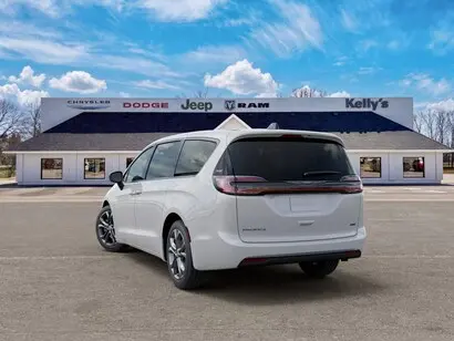 2026 Chrysler Pacifica Select AWD photo 3