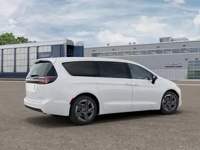 2027 Chrysler Pacifica Limited photo 3