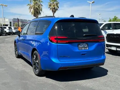 2026 Chrysler Pacifica Select photo 4