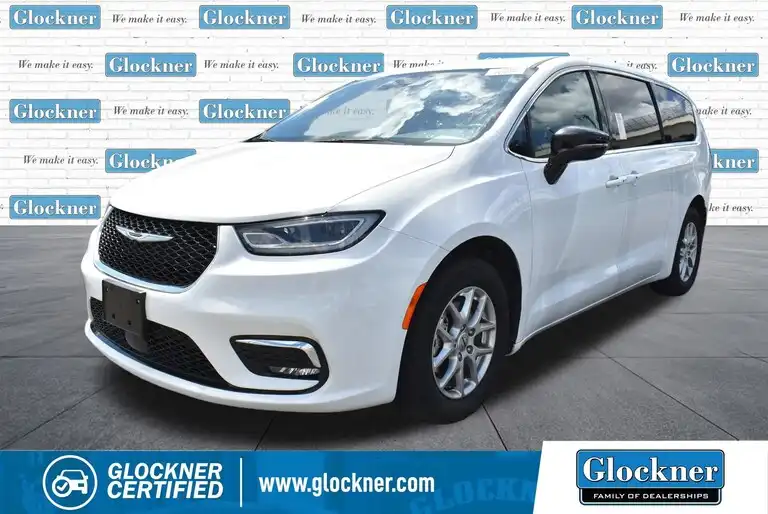 2025 Chrysler Pacifica Select's photo