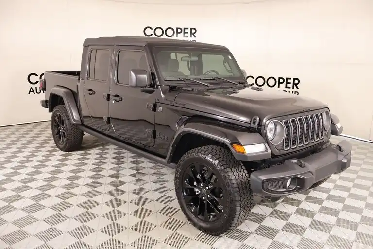 2025 Jeep Gladiator Nighthawk Auto's photo