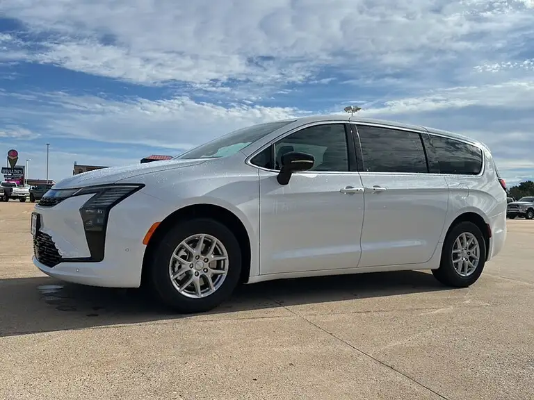 2027 Chrysler Pacifica Select's photo