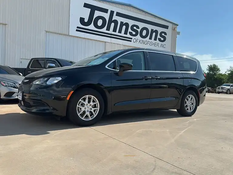 2023 Chrysler Voyager LX's photo