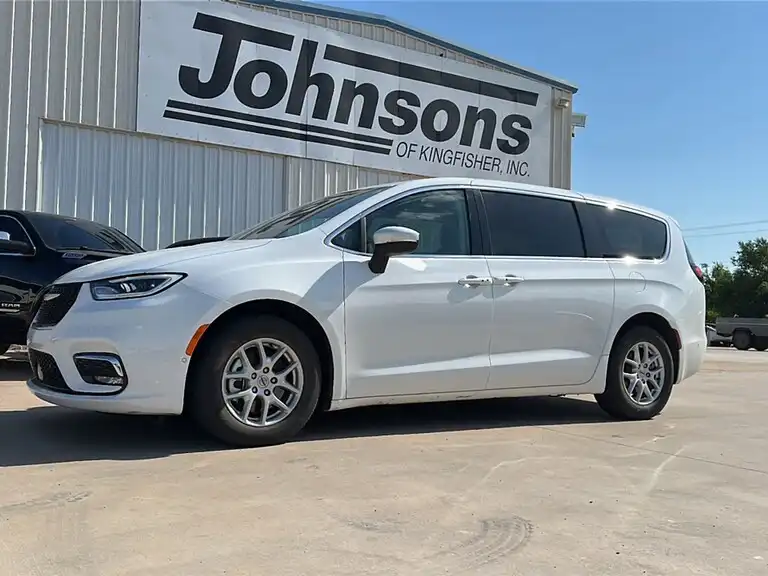2023 Chrysler Pacifica Touring L's photo