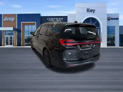 2026 Chrysler Pacifica Select photo 3