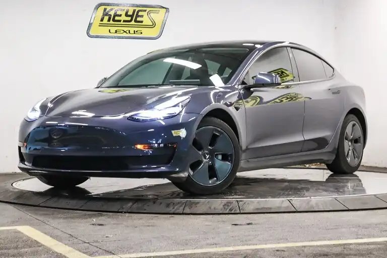 2022 Tesla Model 3 Standard Range Plus's photo