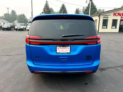2027 Chrysler Pacifica Select photo 4