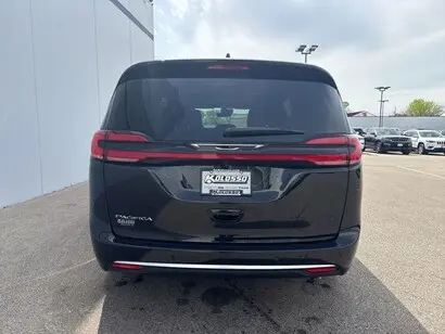2027 Chrysler Pacifica Select photo 5