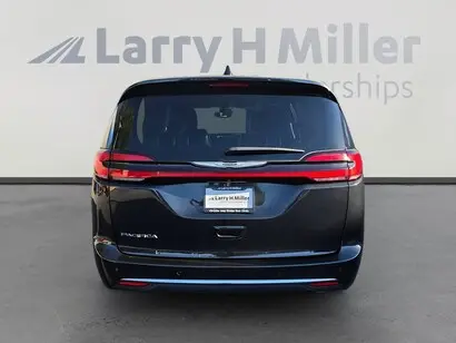 2023 Chrysler Pacifica Touring L photo 4