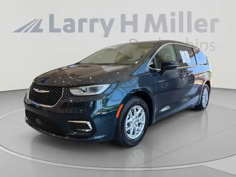 2023 Chrysler Pacifica Touring L's photo