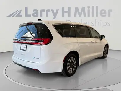 2024 Chrysler Pacifica Hybrid Select PHEV photo 4