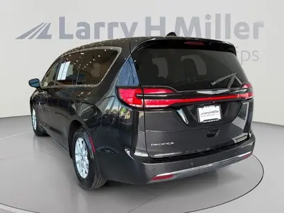 2023 Chrysler Pacifica Touring L photo 3