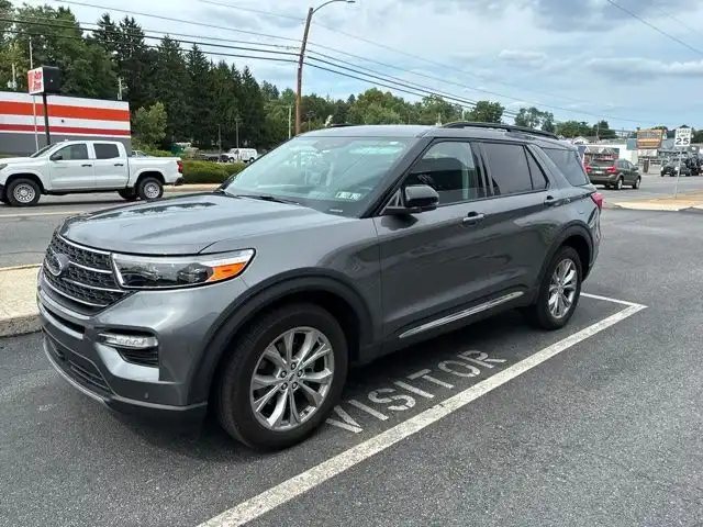 2023 Ford Explorer XLT 4WD's photo
