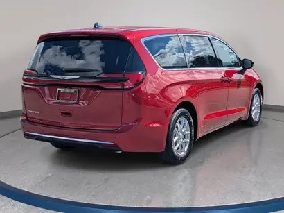 2026 Chrysler Pacifica Select photo 5
