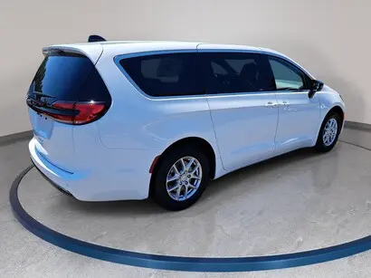 2027 Chrysler Pacifica Select photo 5