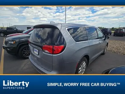 2017 Chrysler Pacifica Touring photo 2
