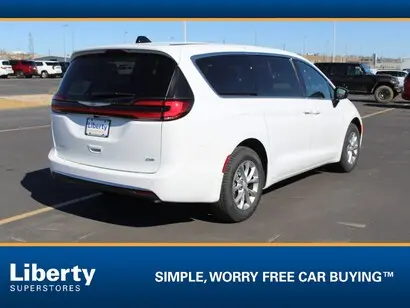 2026 Chrysler Pacifica Select AWD photo 3