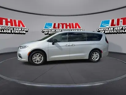 2026 Chrysler Pacifica Select photo 4