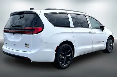 2027 Chrysler Pacifica Select AWD photo 4