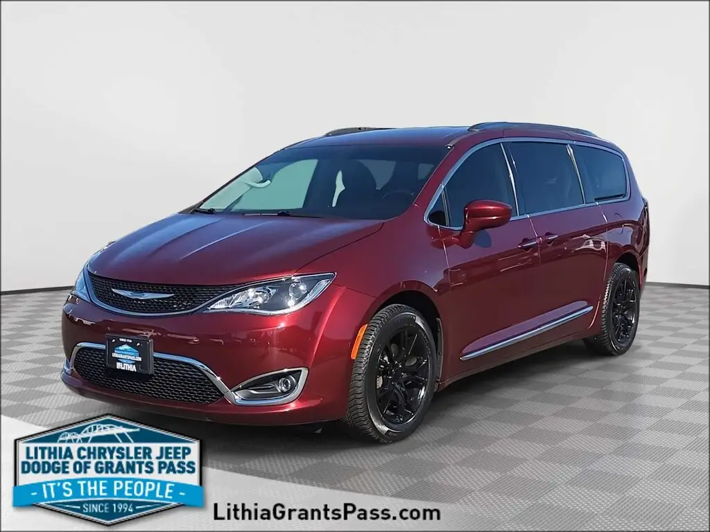 2020 Chrysler Pacifica Touring L photo 1