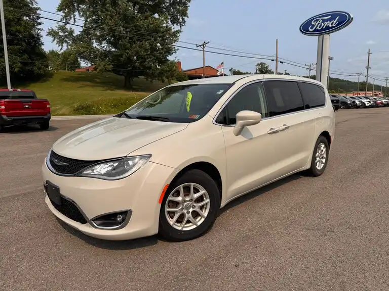 2020 Chrysler Pacifica Touring's photo