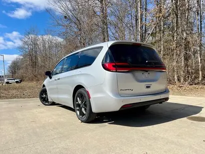 2026 Chrysler Pacifica Select photo 5