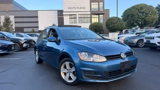 2017 Volkswagen Golf TSI Wolfsburg Edition 4-Door Auto's photo