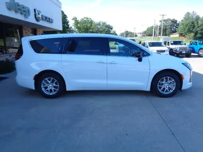 2027 Chrysler Pacifica Select photo 4