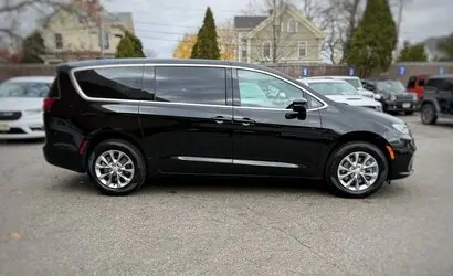 2026 Chrysler Pacifica Select AWD photo 4