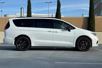 2026 Chrysler Pacifica Limited AWD photo 3