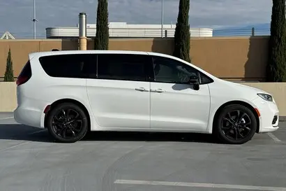 2026 Chrysler Pacifica Select photo 3
