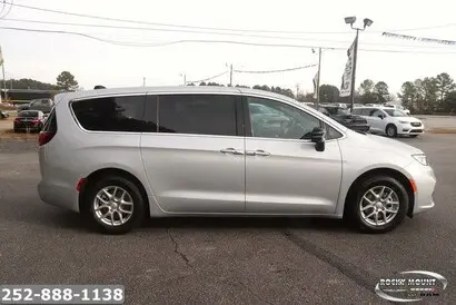 2026 Chrysler Pacifica Select photo 4