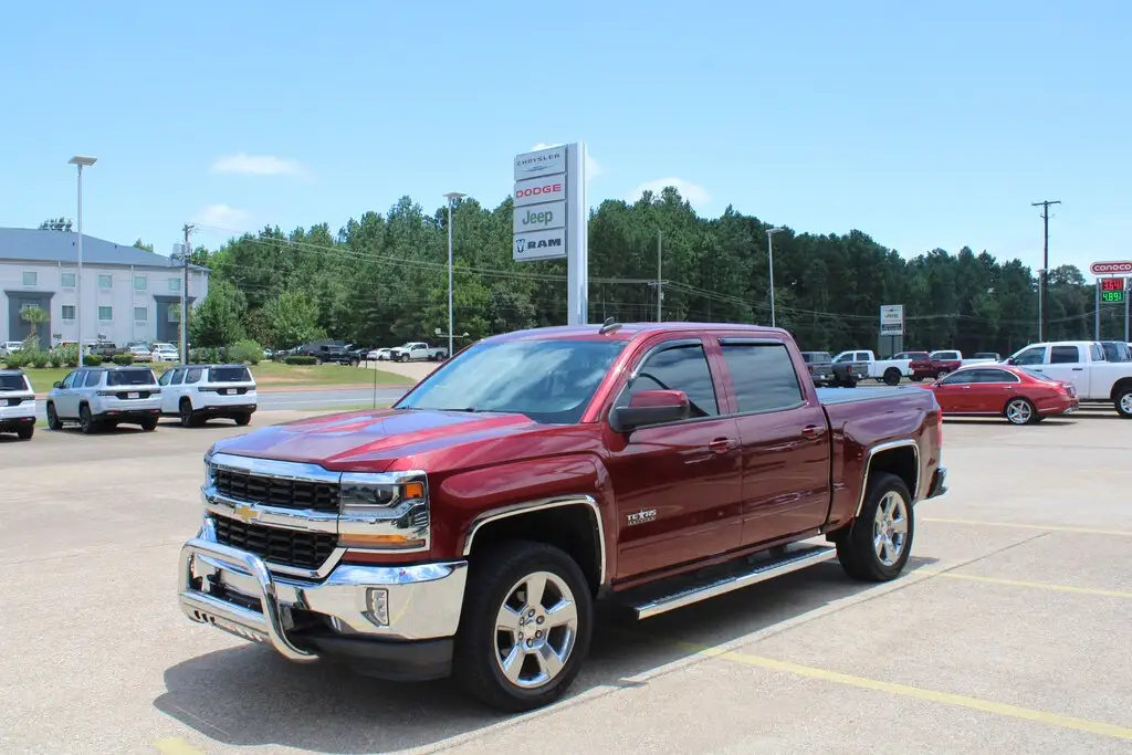 2017 Chevrolet Silverado 1500 LT Crew Cab Short Box photo 1