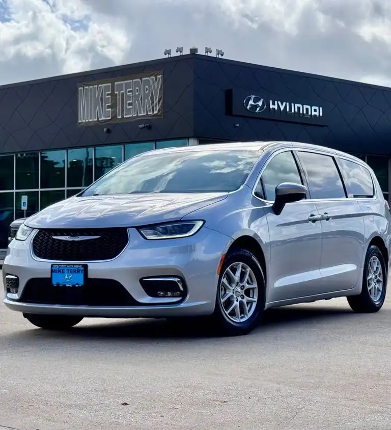 2023 Chrysler Pacifica Touring L's photo