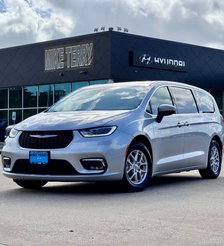 2023 Chrysler Pacifica Touring L's photo