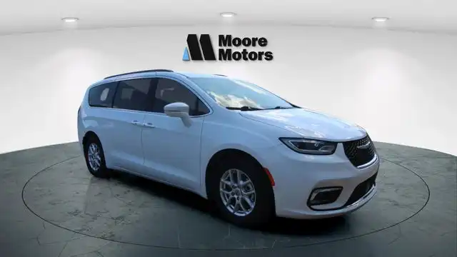 2022 Chrysler Pacifica Touring L's photo