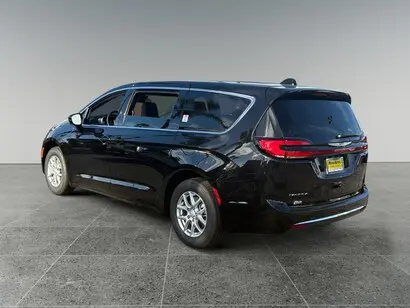 2026 Chrysler Pacifica Select photo 3