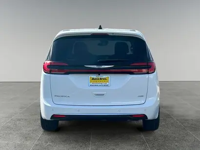 2026 Chrysler Pacifica Select AWD photo 4