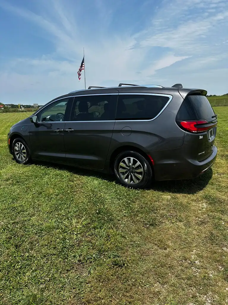 2021 Chrysler Pacifica Hybrid Touring L Hybrid's photo