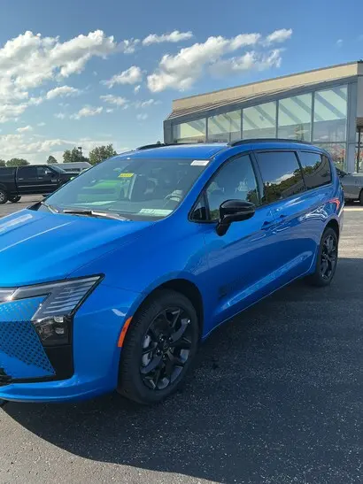 2027 Chrysler Pacifica Select AWD photo 2