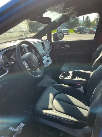 2027 Chrysler Pacifica Select AWD photo 5