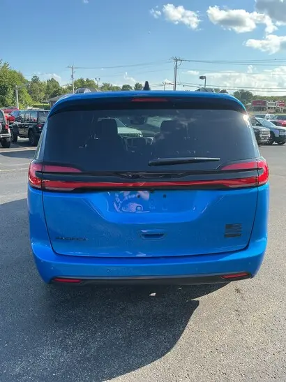 2027 Chrysler Pacifica Select AWD photo 3
