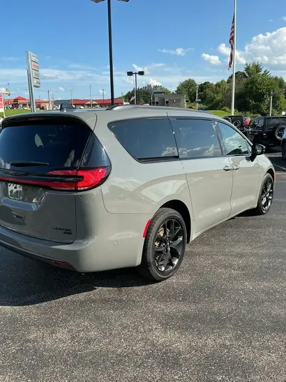 2023 Chrysler Pacifica Limited AWD photo 4