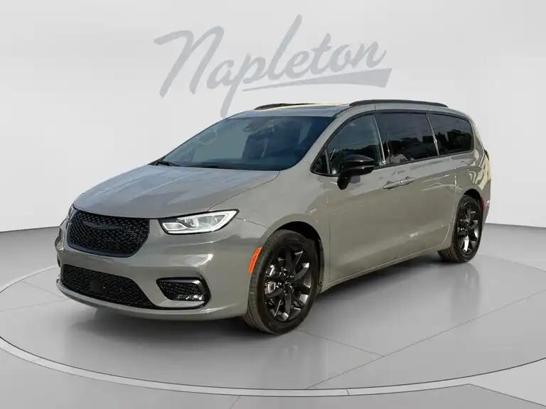 2025 Chrysler Pacifica Limited Used 2025 Chrysler Van Passenger Van's photo