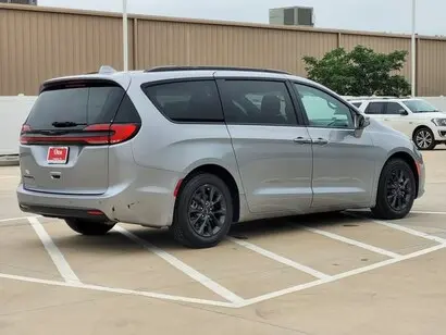 2021 Chrysler Pacifica Touring photo 5