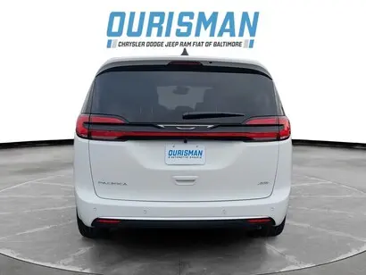 2027 Chrysler Pacifica Select AWD photo 5