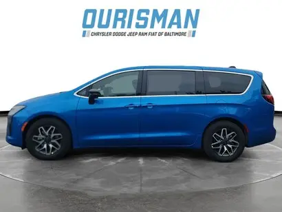 2027 Chrysler Pacifica Limited photo 3